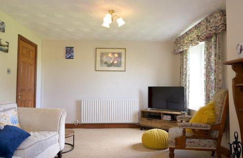 Usk House | Pass the Keys Porth Vaynor Farmhouse and Gardens