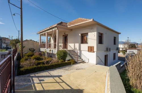 Vlachokerasia Apartment | Peaceful 2-bedroom village house near Tripolis