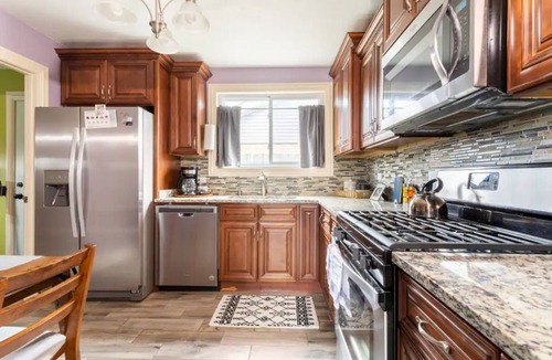 Ashburn House | Peaceful Family Home near Downtown, MDW, Free Park