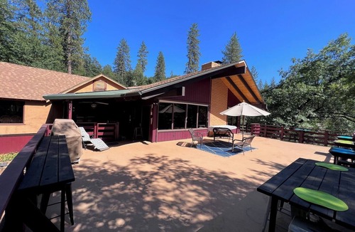 Lakehead Cabin | Pet-Friendly 3-Bed Retreat near Shasta Lake with cozy wood stove