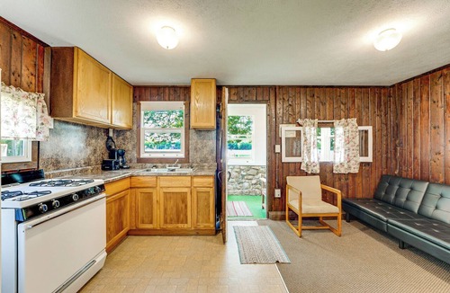 Irons Cabin | Pet-Friendly Bass Lake Cabin: Beach & Boat Dock