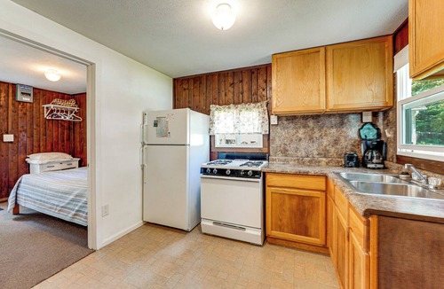Irons Cabin | Pet-Friendly Bass Lake Cabin: Beach & Boat Dock
