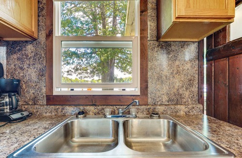 Irons Cabin | Pet-Friendly Bass Lake Cabin: Beach & Boat Dock