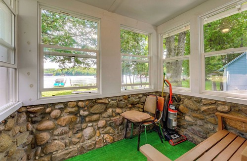 Irons Cabin | Pet-Friendly Bass Lake Cabin: Beach & Boat Dock