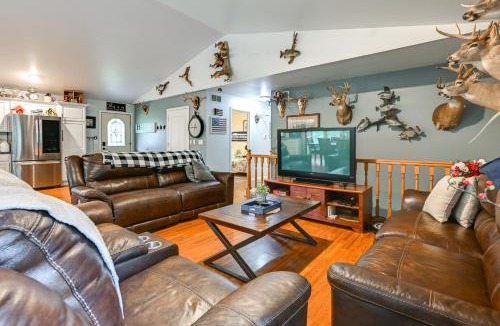 Wisconsin Dells House | Pet Friendly Cabin w/Hot Tub: 5 mi to River