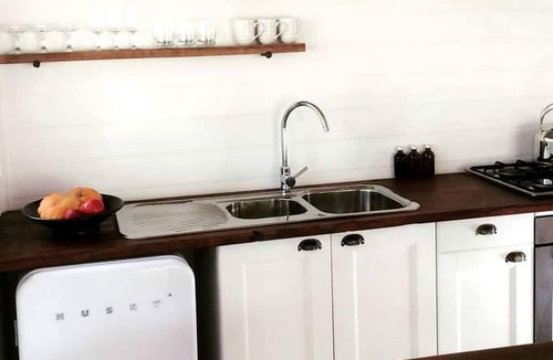 Campbells Creek Cabin | Pet-Friendly Cabin Rental with Ancient Peppercorn Tree in Castlemaine, Victoria