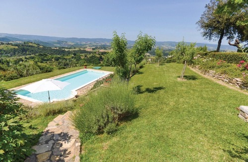 Ficulle House | Pet friendly home in Ficulle TR with outdoor swimming pool