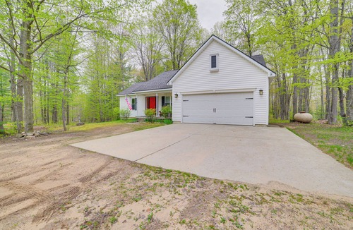 Kalkaska Cottage | Pet-friendly Kalkaska Home ~ 19 Mi to Torch Lake!