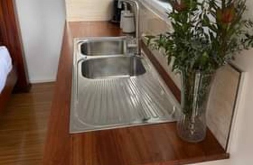 Cowes Cabin | Pet friendly Tiny bungalow - 5 minute walk to the beach!