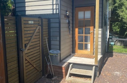 Cowes Cabin | Pet friendly Tiny bungalow - 5 minute walk to the beach!