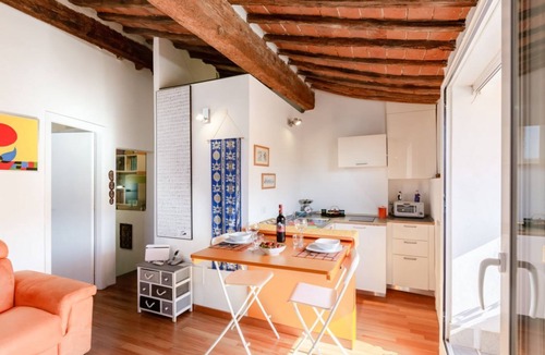 San Francesco Apartment | Piazza dei Cavalieri Orange Attic Apartment