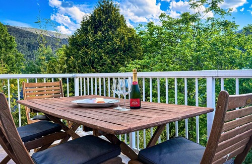 Warburton House | Pindari Warburton · Mountain Views, Infinity Firepit & Games Room