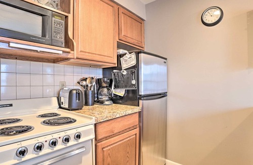 Onekama Condo | Pool + Hot Tub Access! Portage Lake Condo w/Deck
