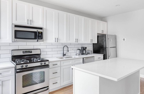Lakeview Apartment | Premium Lakeview 2BR w/W/D, nr Wrigley Field & Lake, by Blueground