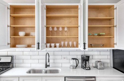 Lakeview Apartment | Premium Lakeview 2BR w/W/D, nr Wrigley Field & Lake, by Blueground