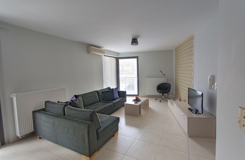 Heraklion Apartment | Prime 3BR/2BA Apt Heart of Heraklion-Fiber WIFI–Steps to Lions Sq Walk to Port 2