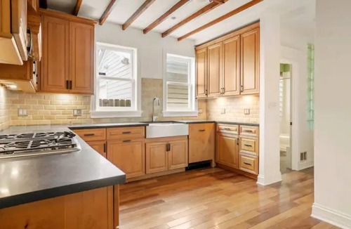 Roscoe Village House | Prime 4 BR Sleeps 13, Chef Kitchen, 8 Blks to Wrigley, 15min Train to Mag Mile