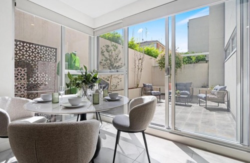 Caulfield South Apartment | Princes Park Getaway