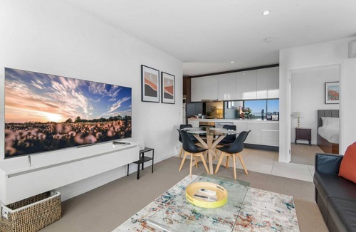 Melbourne Central Business District Apartment | Pristine 2-Bed Central Apartment with City Views