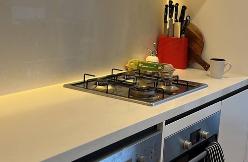 Kew Apartment | Pristine apartment in Kew School Zone, Walk to Glenferrie Rd, great PT links