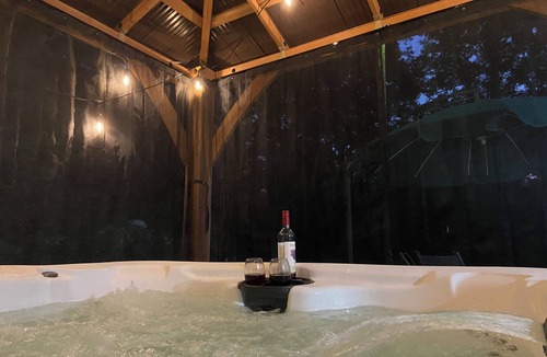 Helmsburg House | Private 7AC Retreat, Hot Tub, Stocked Pond, Firepit, Trails, Disc Golf, Sleeps 6