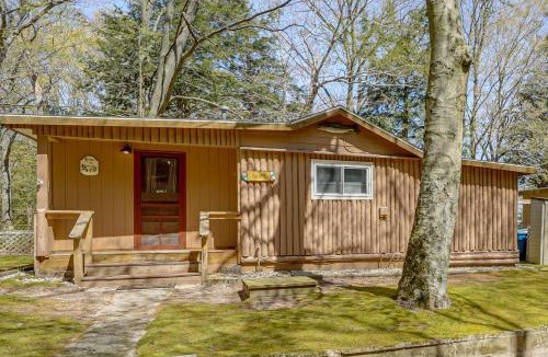 Ludington House | Private Community Beach! Family Cabin in Ludington