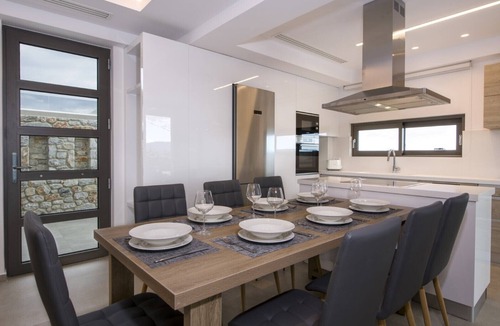 Kato Galatas Villa | Private Heated Pool★Brand New Lux villa★Sauna & Jacuzzi★Walk to Everything★BBQ