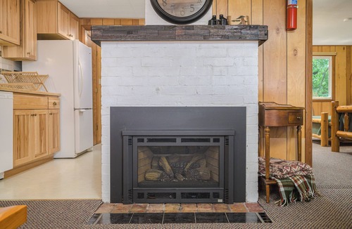 Rumely Cottage | Private Lakefront, Aquapark Access, Wood-Fired Sauna, Kayaks, Playset, Garage