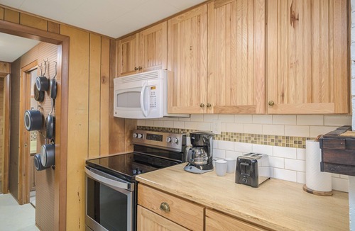 Rumely Cottage | Private Lakefront, Aquapark Access, Wood-Fired Sauna, Kayaks, Playset, Garage