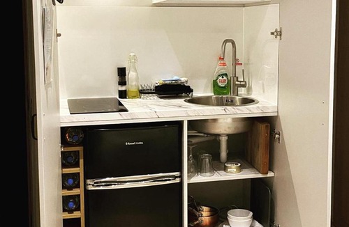 Alvechurch Apartment | Private Room - Sleeps 2 - Private Entry - Parking