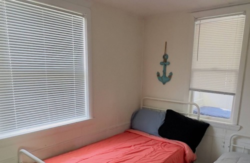 Oak Harbor Cottage | Quaint, Cozy Cottage- A 3 Minute Walk to the Beach!