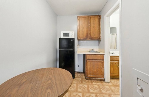 Flint Apartment | Queen Bed Non-Smoking