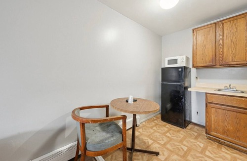 Flint Apartment | Queen Bed Non-Smoking