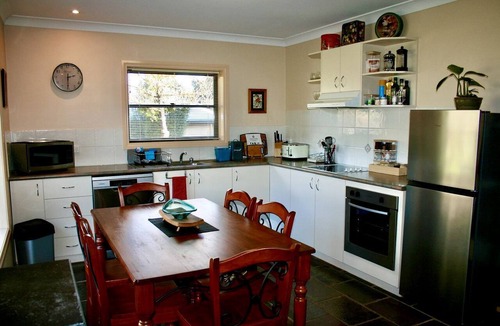 Wooragee Cottage | Quiet Comforts: Ideal Cottage for a Peaceful Country Getaway in Beechworth, Victoria