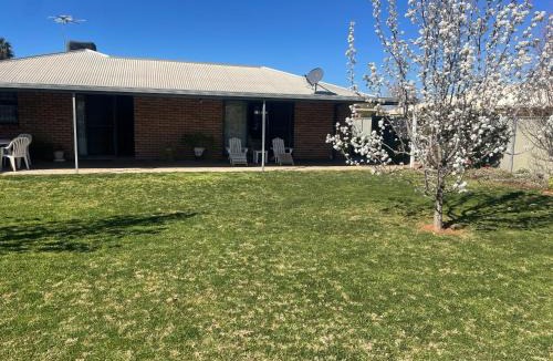 Mildura House | Quiet court easy stroll shops 500 metres from Centro