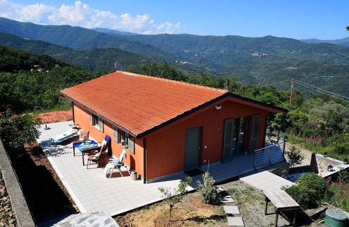 Dolcedo House | Quiet vacation home with 3 bedrooms for 6 people. WLAN. Climate. Very clean.