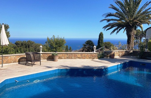 Lavina Villa | Quietly located villa with private garden, large pool and fantastic sea views