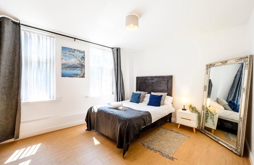 Quinton Apartment | Quinton 1st Flr Sleeps 7 HighSt 3min Prkg A-Rd