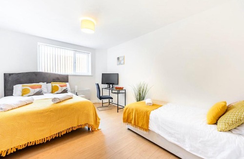 Quinton Apartment | Quinton 1st Flr Sleeps 7 HighSt 3min Prkg A-Rd
