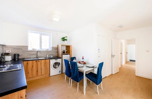 Quinton Apartment | Quinton 1st Flr Sleeps 7 HighSt 3min Prkg A-Rd