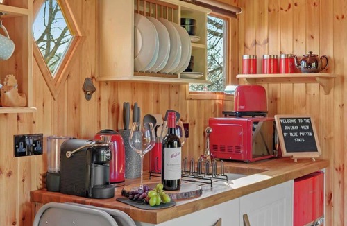 Ampney Crucis House | Railway Carriage w/Parking & WiFi, Pet-Friendly