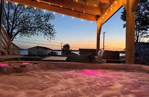 Crystal House | Rare 9BR Luxury Retreat ~4 Bath ~Hot Tub ~Game Room ~2 Kitchens ~Lake Access