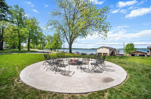 Crystal House | Rare 9BR Luxury Retreat ~4 Bath ~Hot Tub ~Game Room ~2 Kitchens ~Lake Access