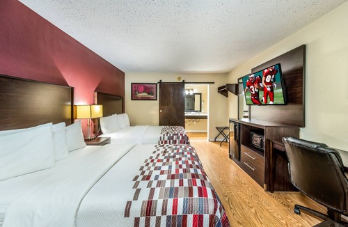 Wapakoneta Hotel | Red Roof Inn & Suites Wapakoneta