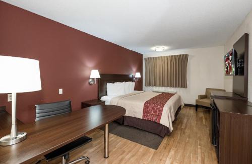 Maumee Hotel | Red Roof Inn Toledo - Maumee