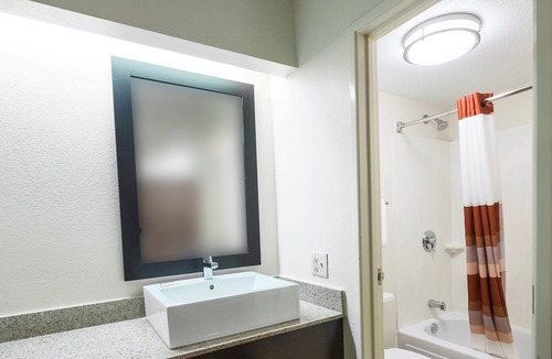 Toledo Hotel | Red Roof Inn Toledo - University