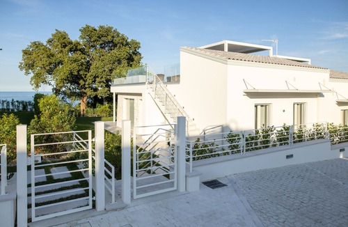 Villaggio Taunus Apartment | Ref. VM3 Summer Rental – Two Bedroom apartment with sea view, terrace and jacuzzi