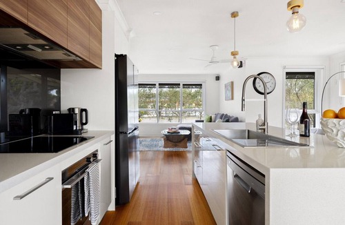 Mordialloc Apartment | Relaxed Bayside Stay with Outdoor Space