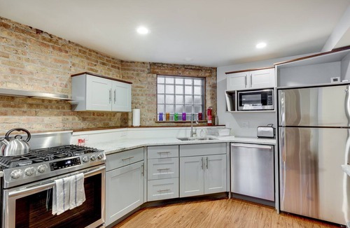 North Center Apartment | Relaxing in Ravenswood - This Neighborhood is Great for Any Group and Close to Everything! by AllSet Turnover