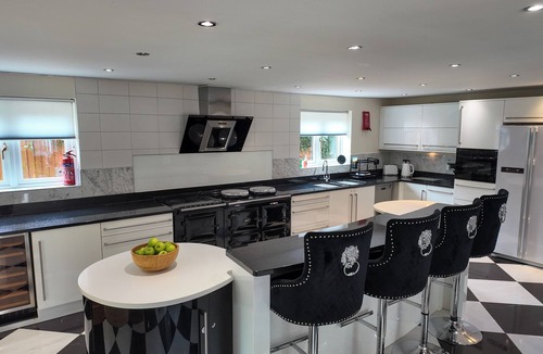 Wixford House | Relaxing Place to Stay near Stratford 4BED Family Mansion with Swim Spa,Gym,BBQ